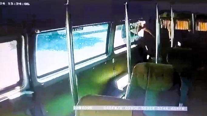 Pişkin hırsız saniye saniye kamerada! Camı açık unutulan minibüsü bakın nasıl soydu