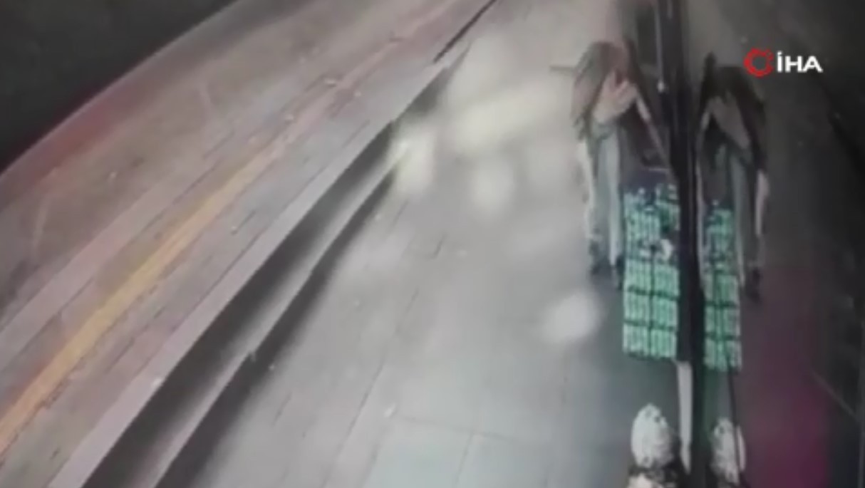 Pişkinliğin bu kadarı! Dükkanın önünden ayranları böyle çaldı