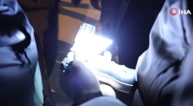 Pişkinlikte sınır tanımadı! Bulundurma ruhsatlı tabanca üzerinde çıktı, Polis otosundaki yerini beğenmedi