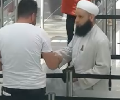 Pisliğine sarık ve cübbeyi de alet etti! Senin yatacak yerin yok