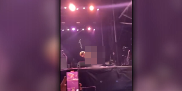 Sahnede öyle bir pislik yaptı ki! İşte Batı uygarlığı!