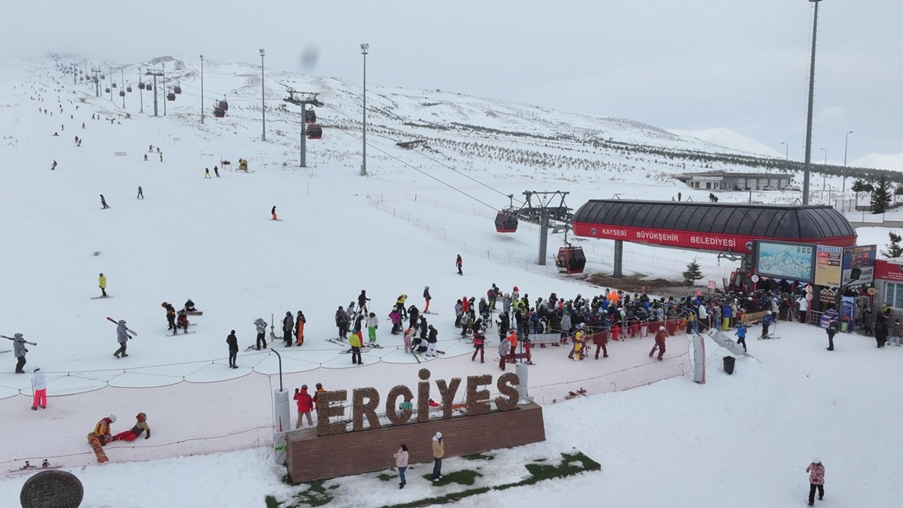 Pistler kayakseverlerle doldu