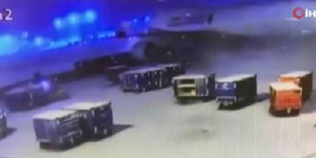 Pistte duramayan uçak, bagaj arabalarına çarptı! İşte o anlar...
