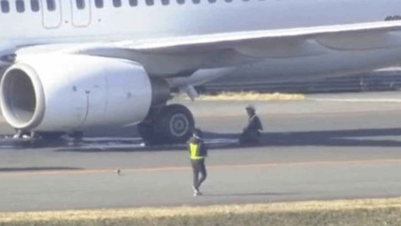 Pistte korku dolu anlar: Yolcu uçağının lastiği patladı!