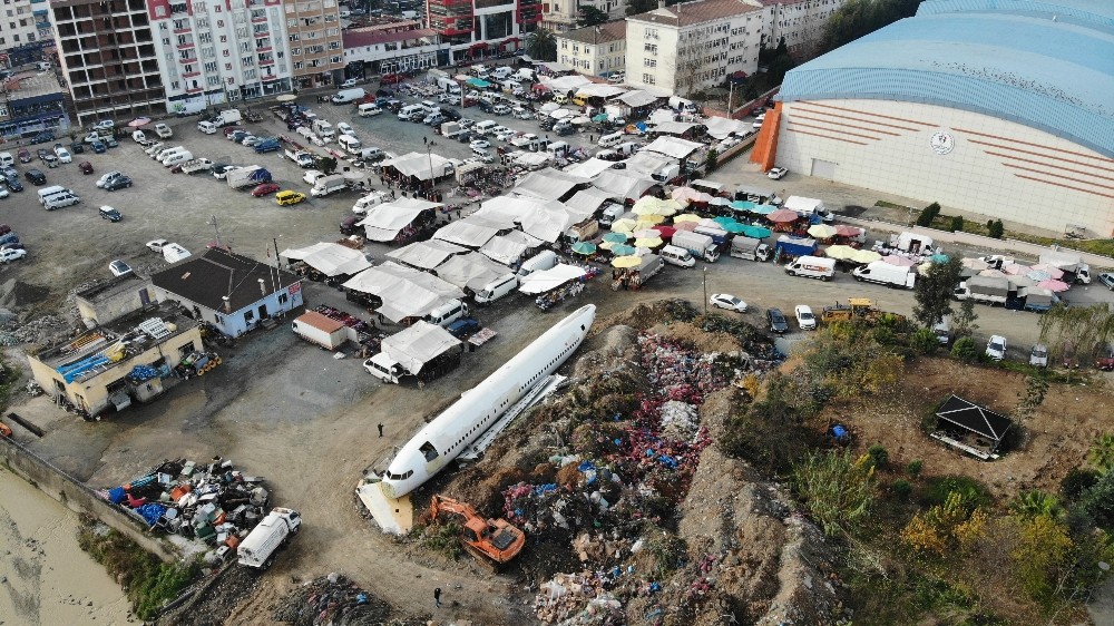 Pistten çıkan uçak bir ilçenin başına dert oldu 