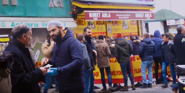 Piyango bileti alanlara 'domuz eti' ikram etti! Vatandaşlardan tepki aldı