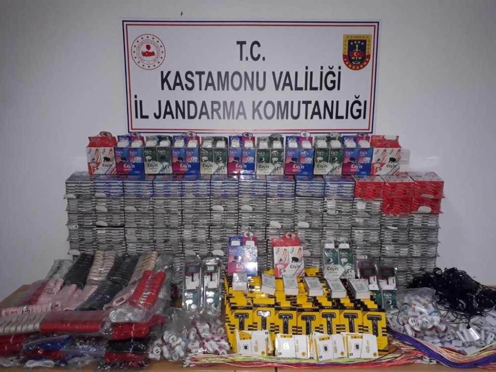 Piyasa değeri 162 bin TL kaçak ’telefon ve bilgisayar’ aksesuarları yakalandı 