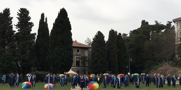 Piyasada LGBT şemsiyesi bırakmadılar! Boğaziçi gençliği bu kafaya emanet