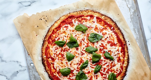 Pizza yemek artık gözünüzü korkutmasın! İşte, hamursuz karnabaharlı pizza tarifi