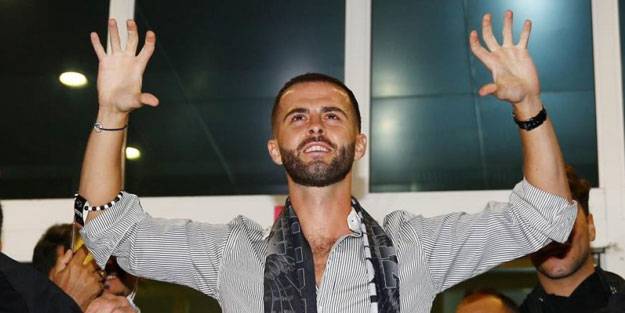 Pjanic tesbihi koluna takıp kartal selamı verdi