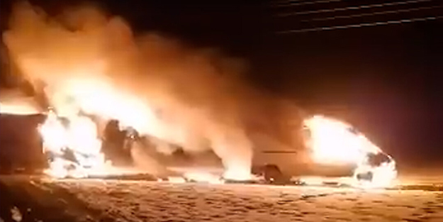 Teröristler, AK Partililerin araçlarını yaktı!