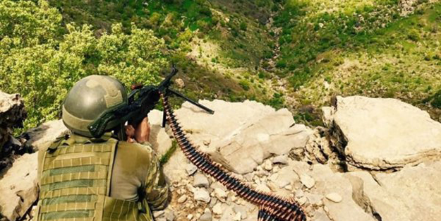 PKK çözülmeye devam ediyor! 3 terörist daha teslim oldu