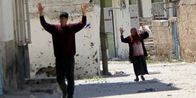 PKK çözülüyor: İki terörist böyle teslim oldu!