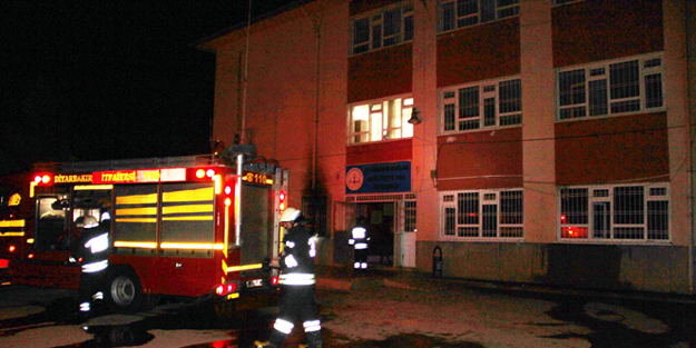 PKK Diyarbakır’da okul yaktı