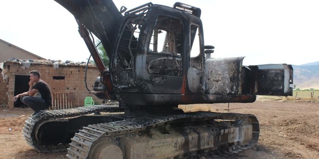 PKK Muş'ta iş makinesi yaktı