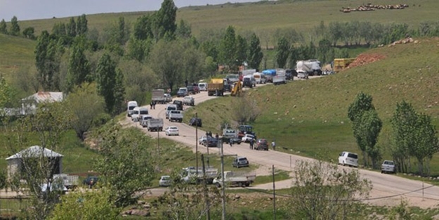 PKK Muş'ta yol kapattı