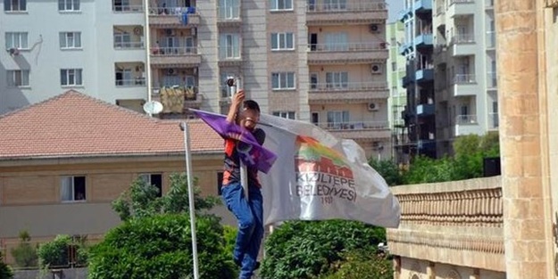 Yüksekdağ'ın mitinginde Türk bayrağı indirilince..