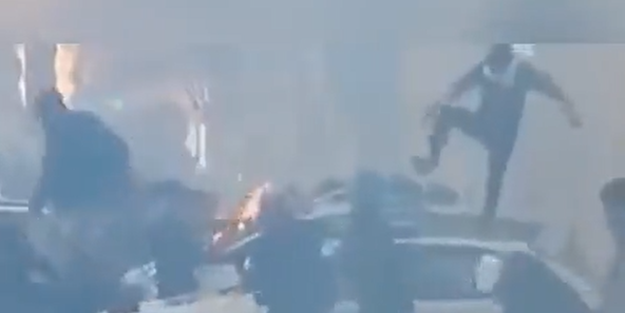 PKK Paris'i yakıyor! Polis aracına saldırdıkları görüntüler ortaya çıktı