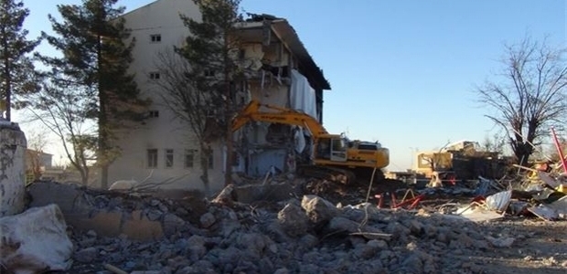 PKK saldırısında hasar verdiği emniyet binası yıkılıyor
