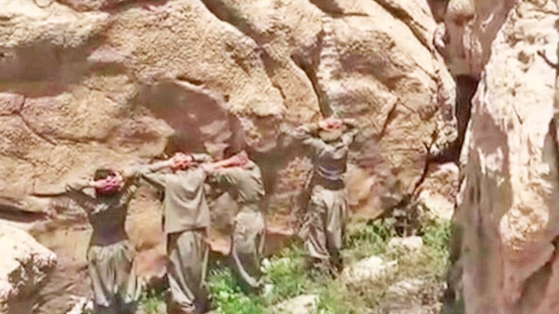 PKK terör örgütünden kaçan kaçana: 4 PKK mensubu daha Mehmetçik'e teslim oldu