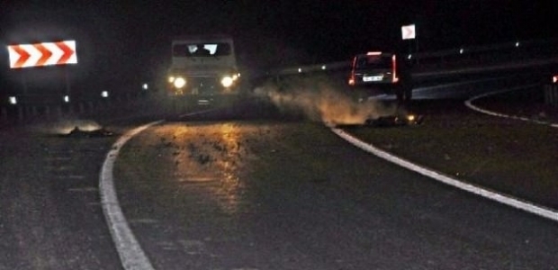 PKK yandaşları lastik yakıp yol kesti