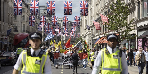 PKK yandaşları Londra’da yürüdü! Azerbaycan Türkü’ne saldırdılar