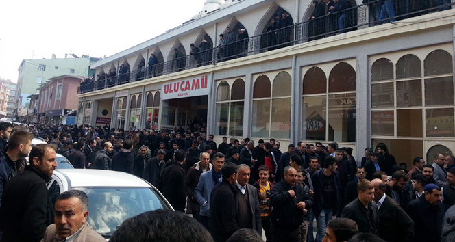 PKK yandaşları Şehitlerle ilgili hutbeyi beğenmeyip camiyi terk ettiler