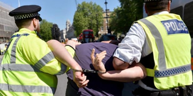 PKK yandaşlarına Londra polisi müdahalesi!