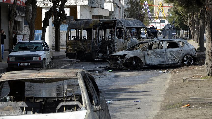 PKK'lı teröristler Bağlar'da araçları ateşe verdi