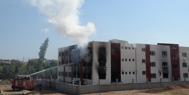 PKK'lı teröristler öğrenci yurdunu yine ateşe verdi