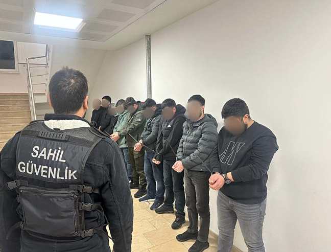 PKK'lı teröristler yatta yakalandılar! PKK/KCK terör örgütüne üye 8 kişi Yunanistan’a kaçıyorlardı