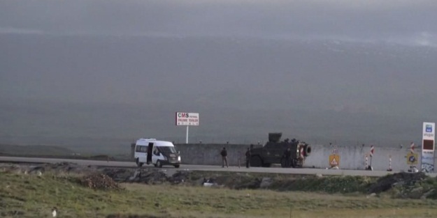 PKK'lı teröristler yol kesip araç yaktı