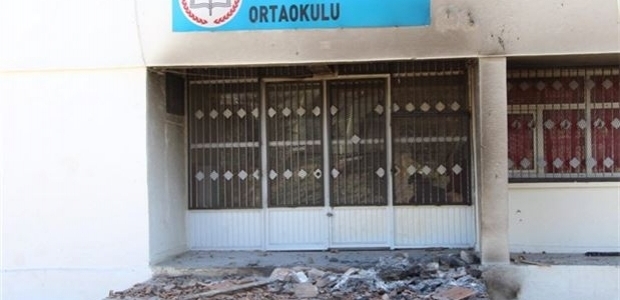PKK'lılar 2 okul daha yaktı