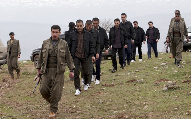 PKK'lılar durdurdukları aracı ateşe verdi!
