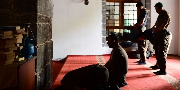 PKK'lılar ezanla selayı karıştırınca...