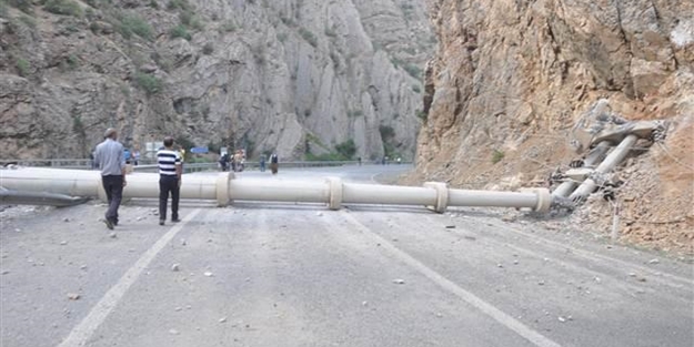PKK'lılar Hakkari-Çukurca yolunu ulaşıma kapattı
