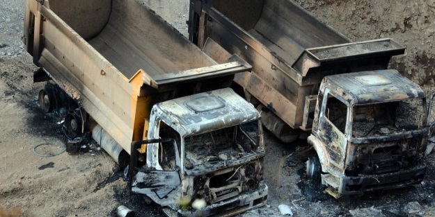 PKK'lılar iş makinelerini yaktı