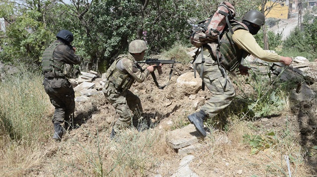 PKK'lılar mezarlığa bile patlayıcı döşemiş