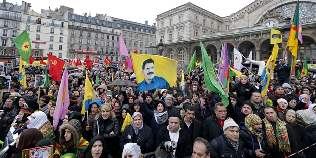 PKK'lı teröristler namaz kılan Türklere saldırdı, Fransız polisi sadece izledi!