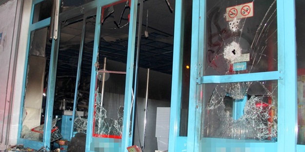 PKK'lılar paraları çalıp marketi ateşe verdi