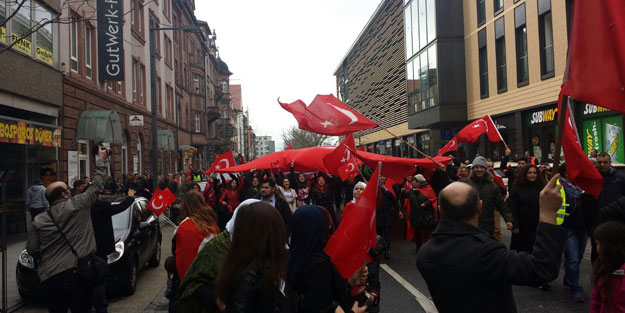 PKK'lılar gurbetçi Türklere saldırdı