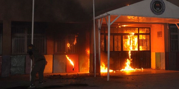 PKK'lılar vatandaşın evlerini yakıyor!