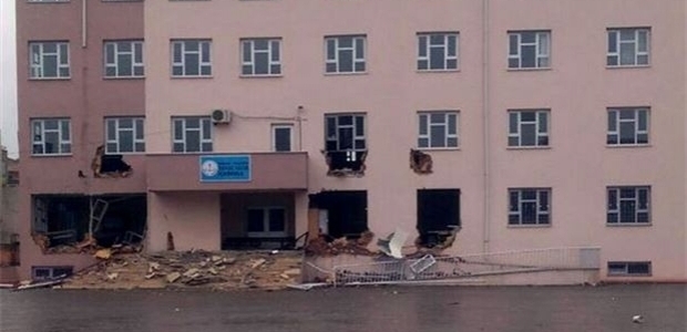 Hainler yeni okulu yıkmaya çalıştı
