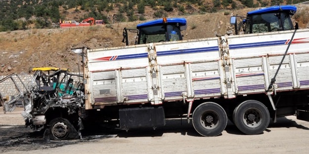 PKK'nın yol kapattığı TIR yoldan kaldırıldı