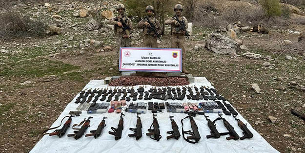 PKK'ya ait sığınakta çok sayıda mühimmat ve patlayıcı ele geçirildi