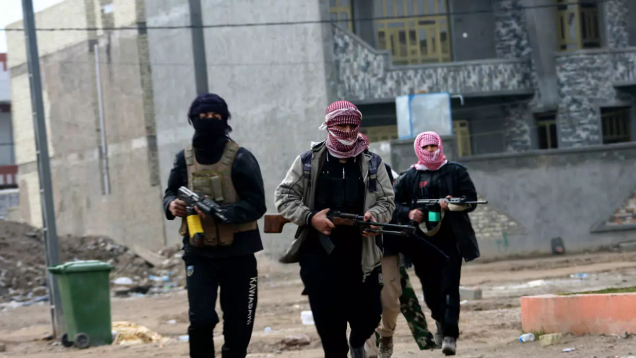 PKK/YPG’ye Suriye’de soğuk duş! Rakka’dan taşlanarak kovuldular