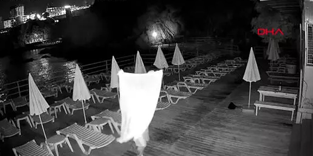 Plajda şaşkına çeviren olay! Havluyla yüzünü gizleyip... Şok eden o haber