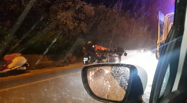 Plajdan söktüğü şemsiye ile sağanak yağışta yaralının yardımına koştu 