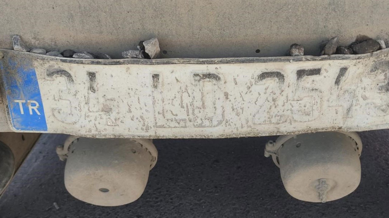 Plakasını bantla kapattı, cezadan kaçamadı!