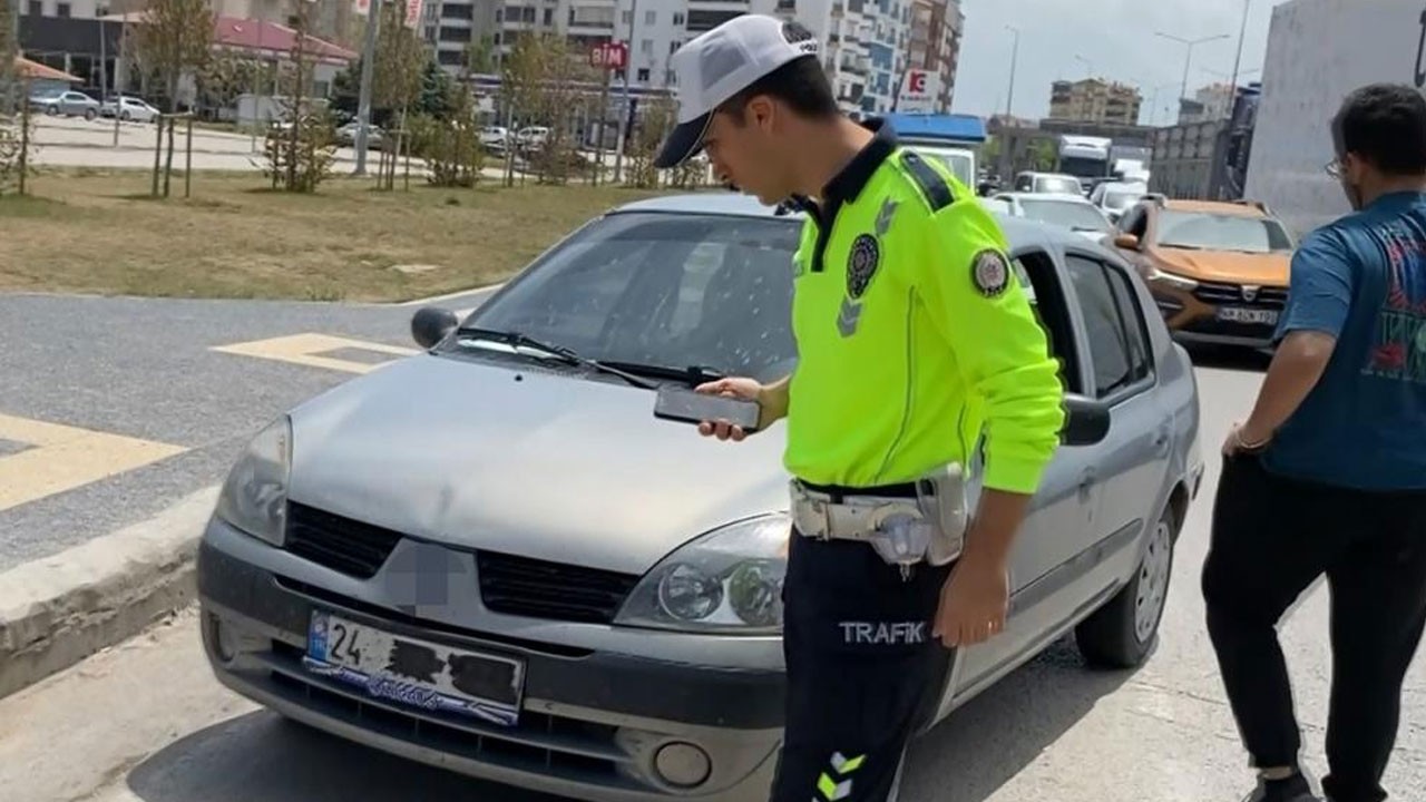 Plakasını bantlayıp yola çıktı! Yakalanınca bakın ne dedi